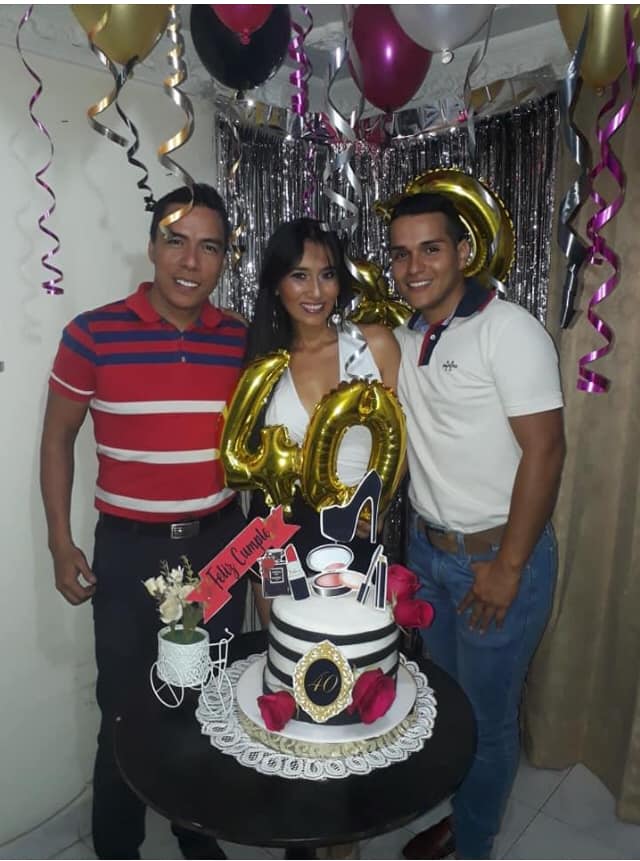 Un año más María Yanid Vélez, celebró con sus amigos un año más de vida. Torta y detalles hicieron parte de su festejo. Un año más María Yanid Vélez, celebró con sus amigos un año más de vida. Torta y detalles hicieron parte de su festejo.